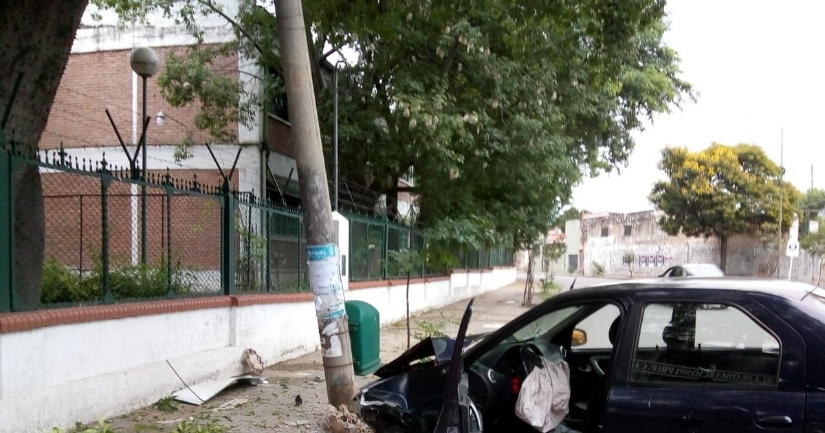 Perdió el control de su auto e impactó violentamente contra un poste de luz