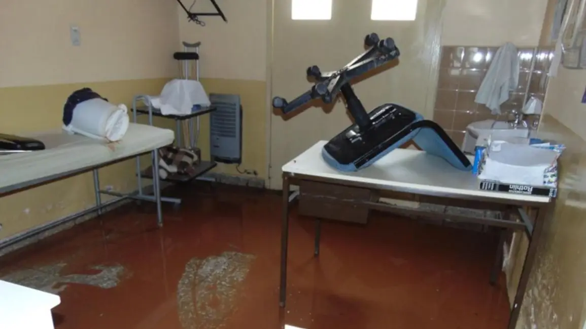 Video. La lluvia causó inundación de plaza y puesto de salud