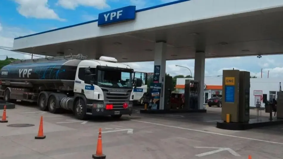 El Gobierno postergó por 10 días el aumento en el impuesto a los combustibles
