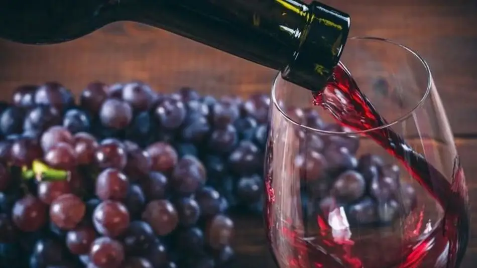 Al vino tinto lo acecha una realidad negra