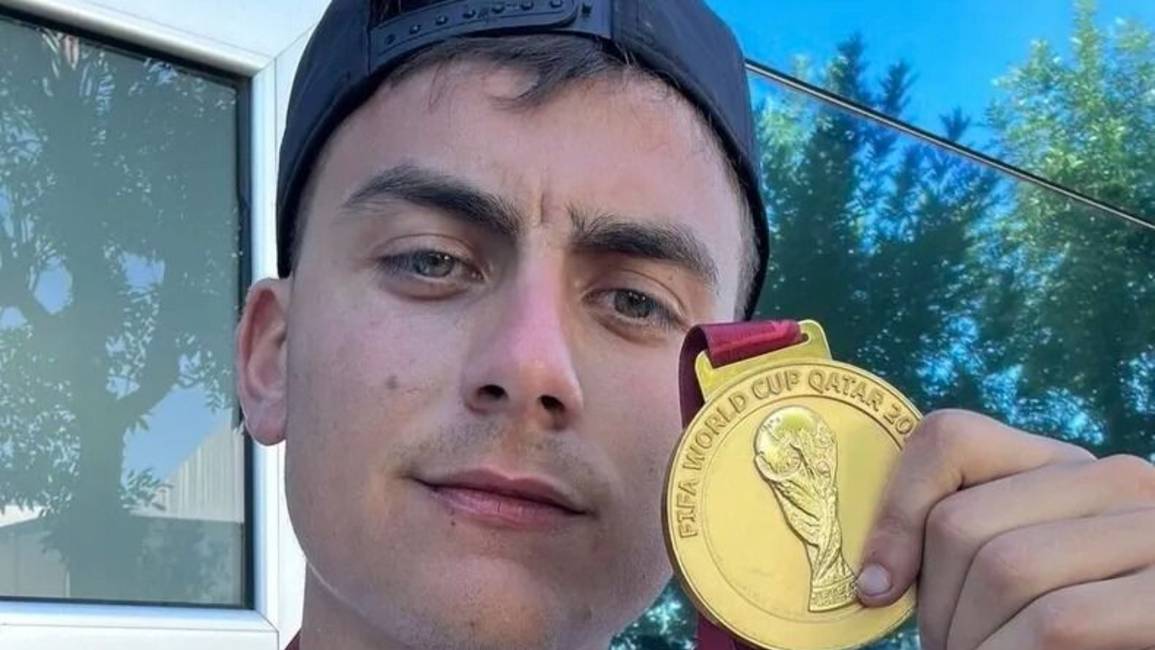 Dybala donó la medalla de campeón del mundo al Archivo Histórico de la Roma