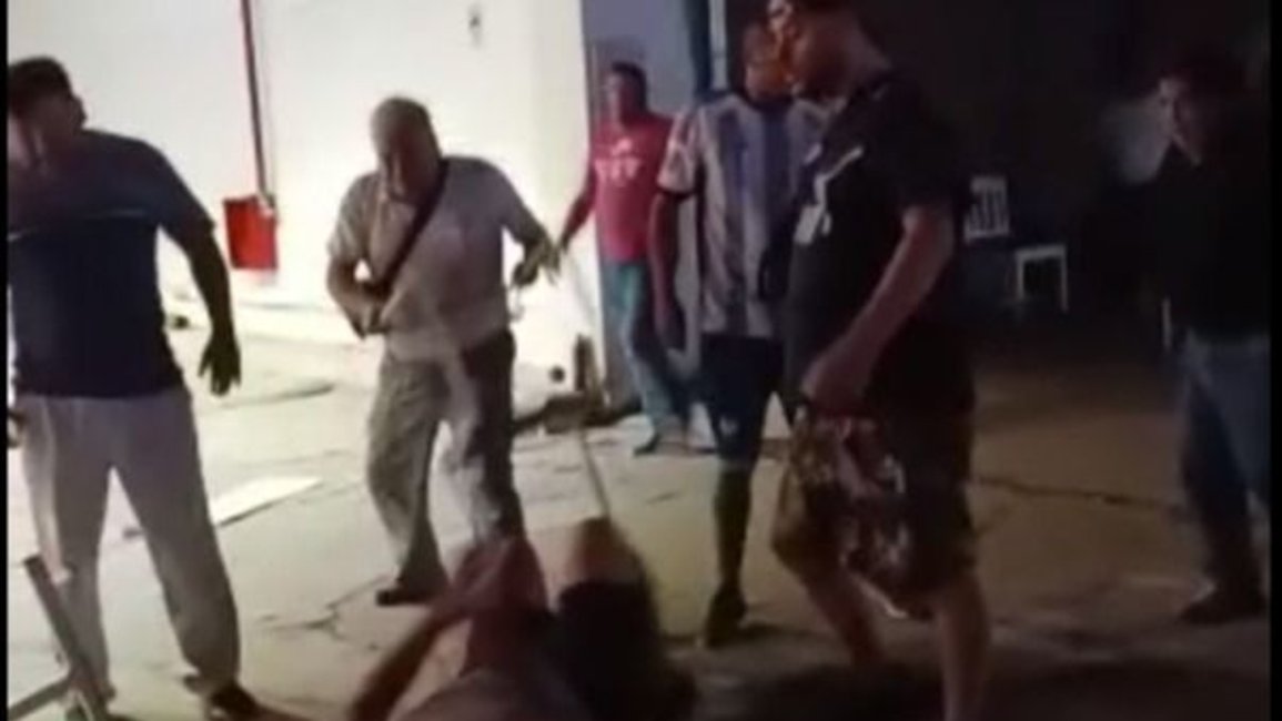 VIDEO. Golpes, tiros, y sillazos entre remiseros en la zona de la exterminal de ómnibus 