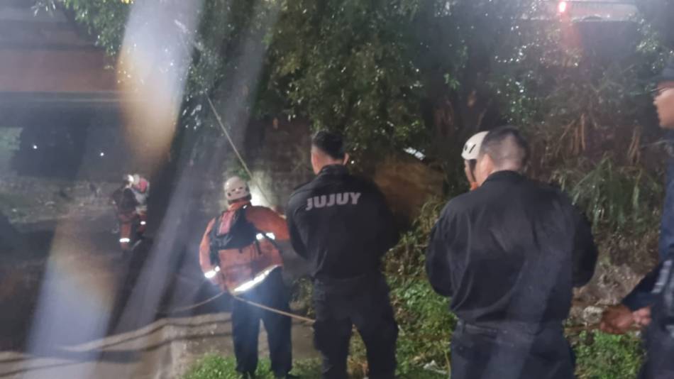 Rescatan a un hombre que se quedó dormido y era arrastrado por la crecida 