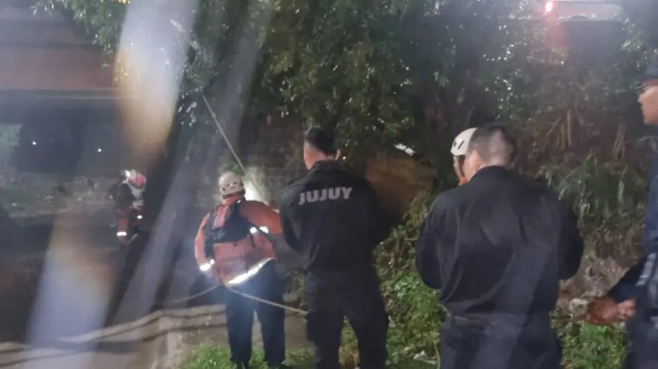 Rescatan a un hombre que se quedó dormido y era arrastrado por la crecida 