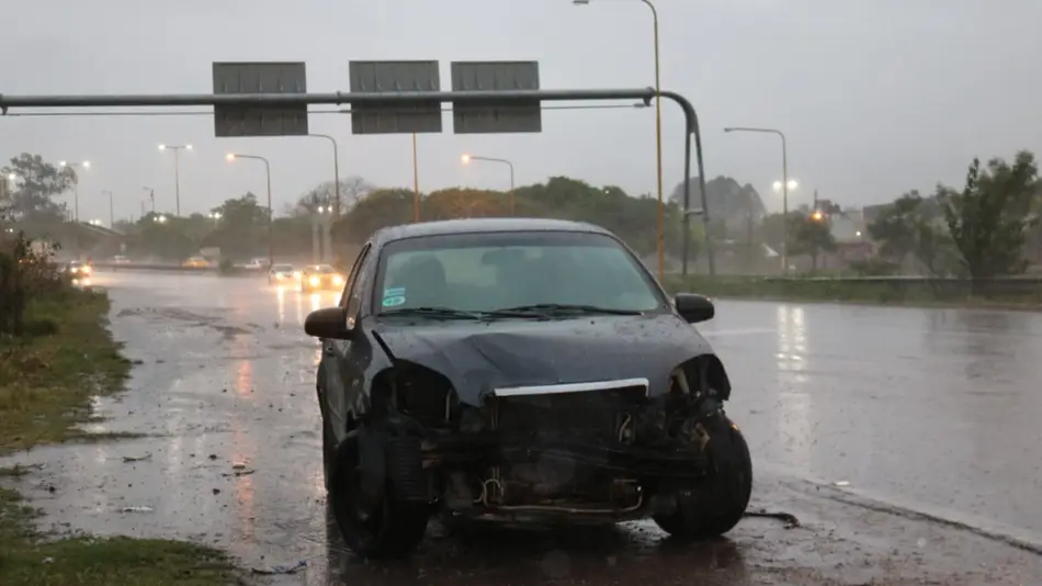 Por la intensa lluvia se produjo un choque en cadena en el acceso sur
