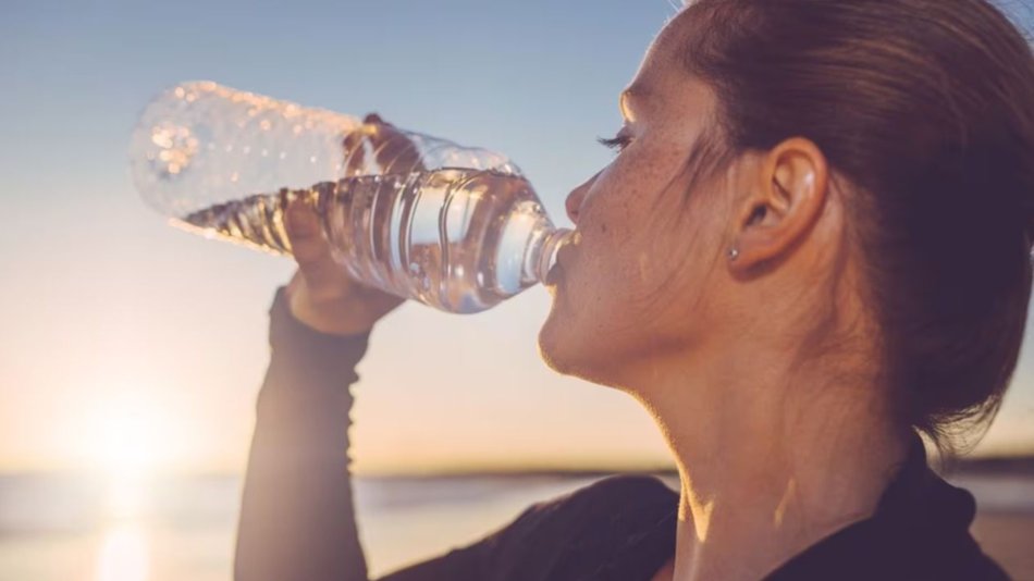 Esta es la cantidad de agua que se debe tomar para bajar el azúcar en la sangre