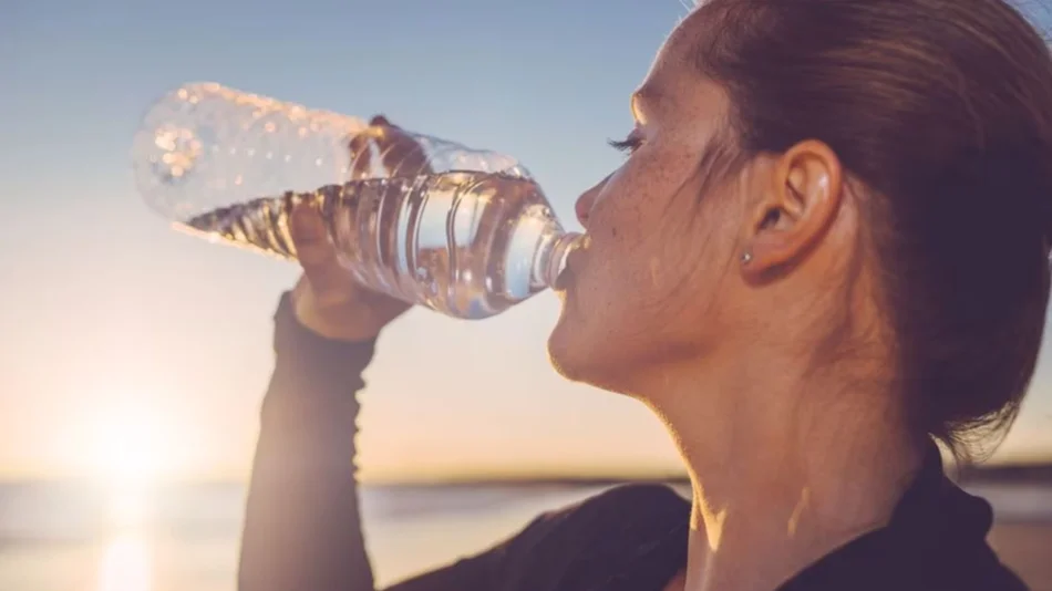 Esta es la cantidad de agua que se debe tomar para bajar el azúcar en la sangre