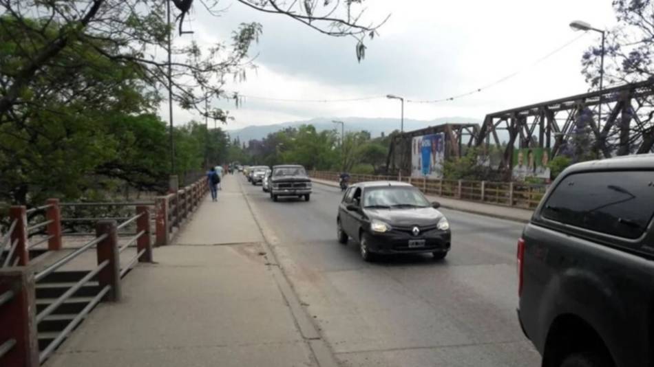 Media calzada en el Puente Tucumán