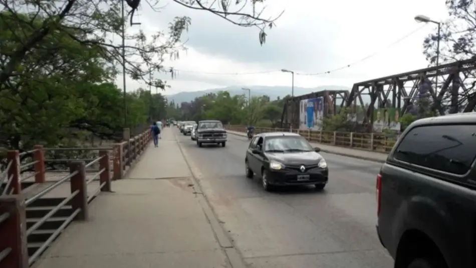 Media calzada en el Puente Tucumán