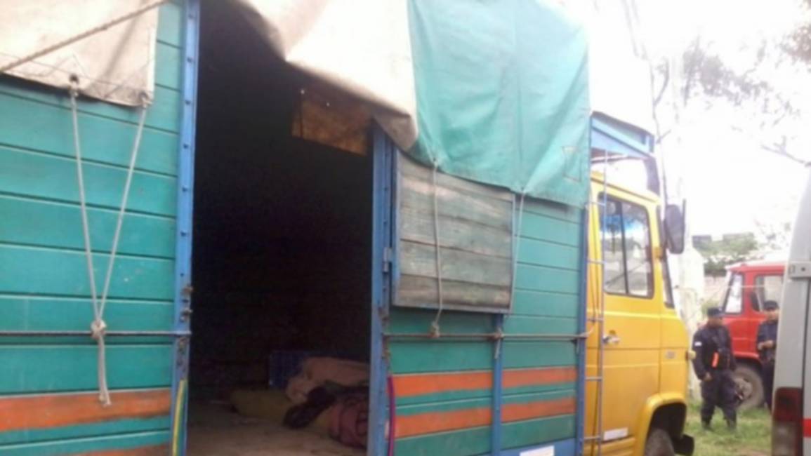 Lo hallaron muerto en la caja de un camión