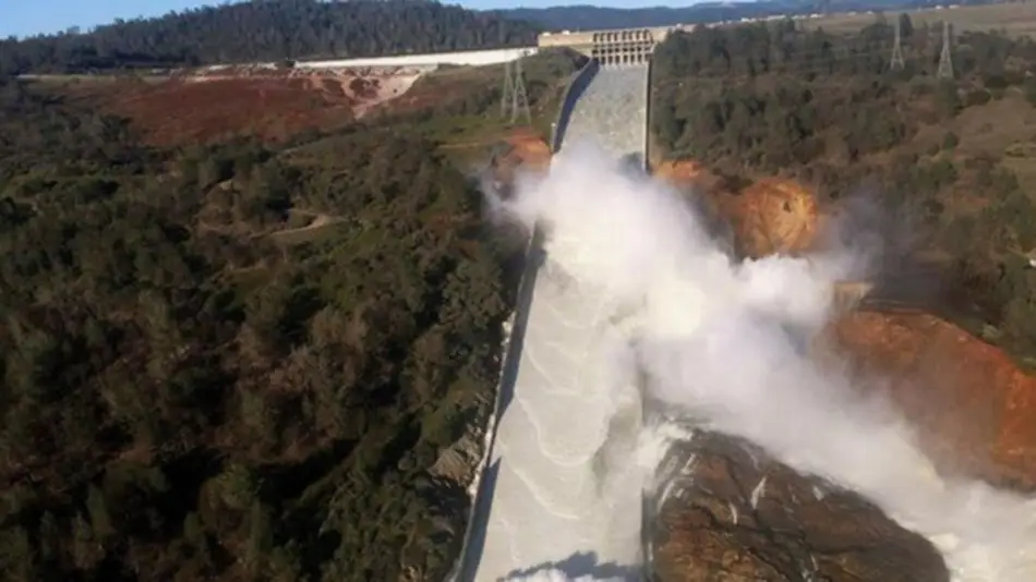Evacuan a casi 200 mil personas en California | Presa Oroville, Lago Oroville, California, derrumbe