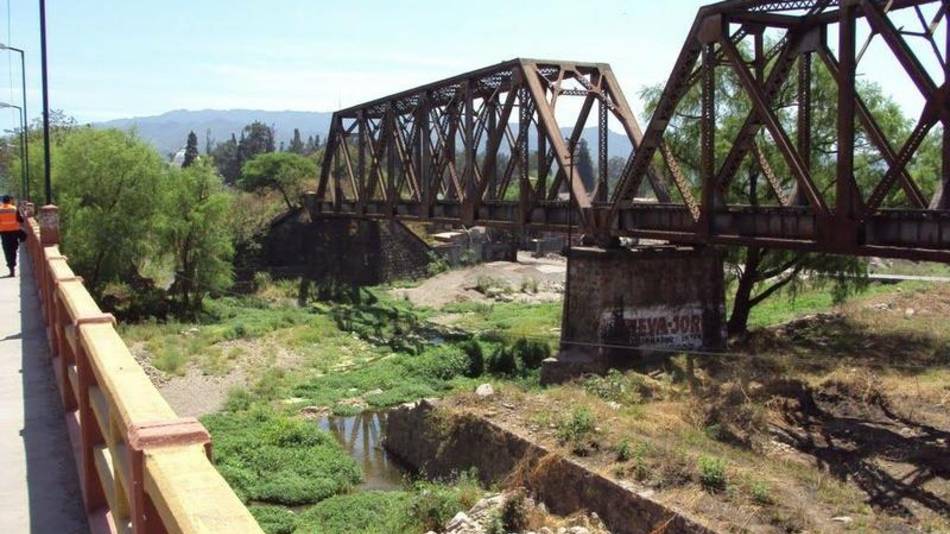 Encuentran a un hombre sin vida cerca del Puente Tucumán