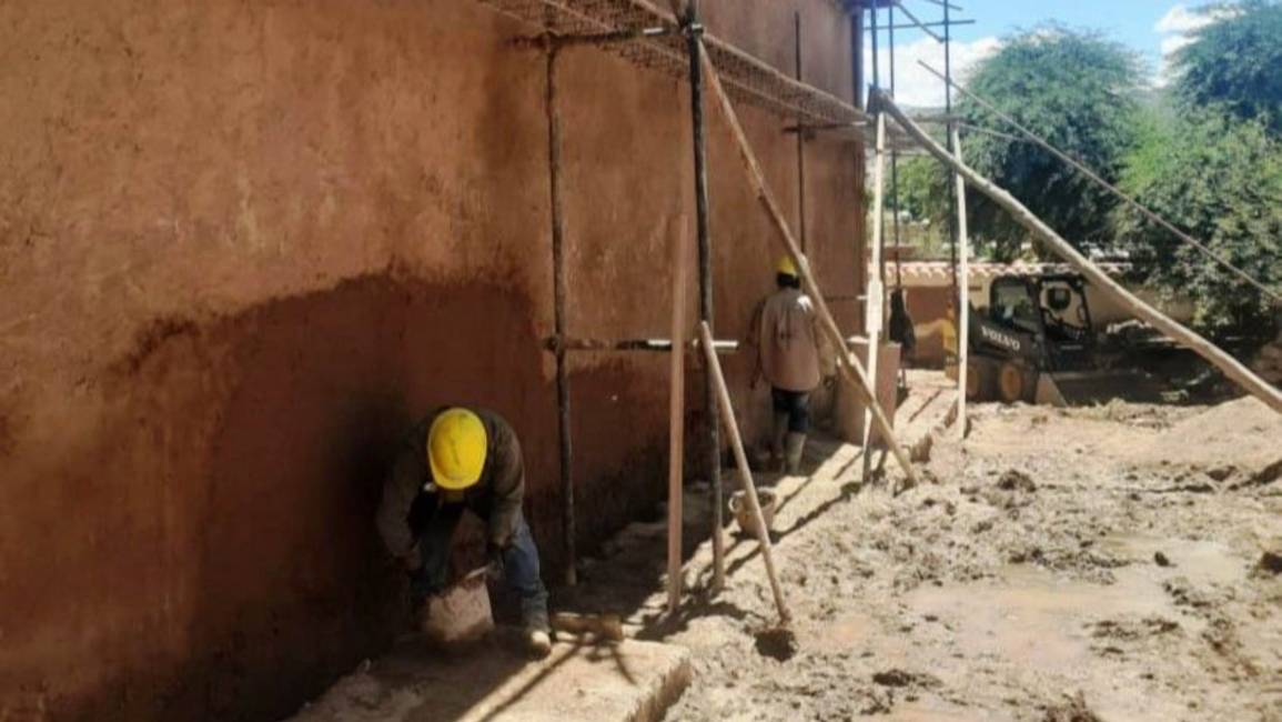 Obras en la iglesia de Uquía y puestos de artesanos