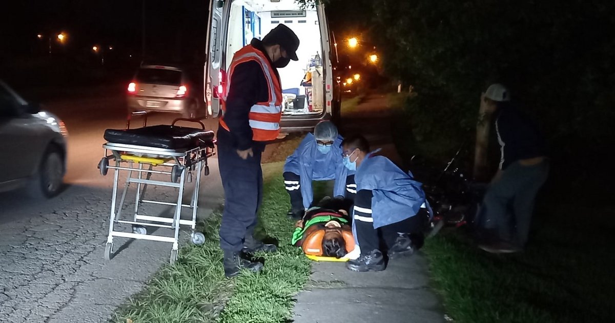 Chocó con su auto a una mujer que iba en bicicleta y se dio a la fuga