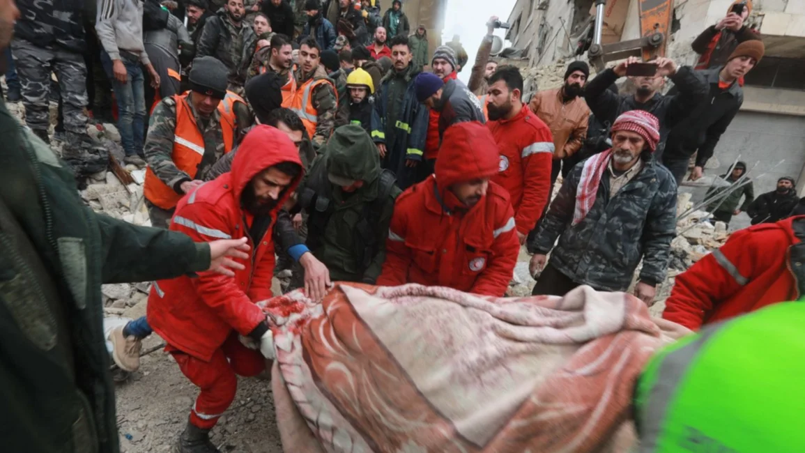 Tras los terremotos en Turquía, buscan sobrevivientes atrapados bajo los escombros