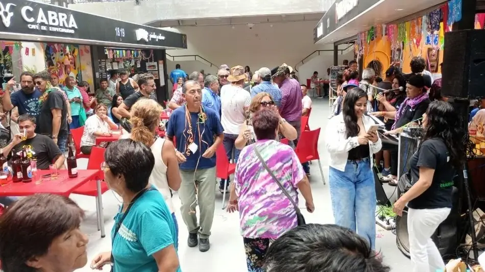 Jueves de Comadres: el Mercado 6 de Agosto se viste de fiesta