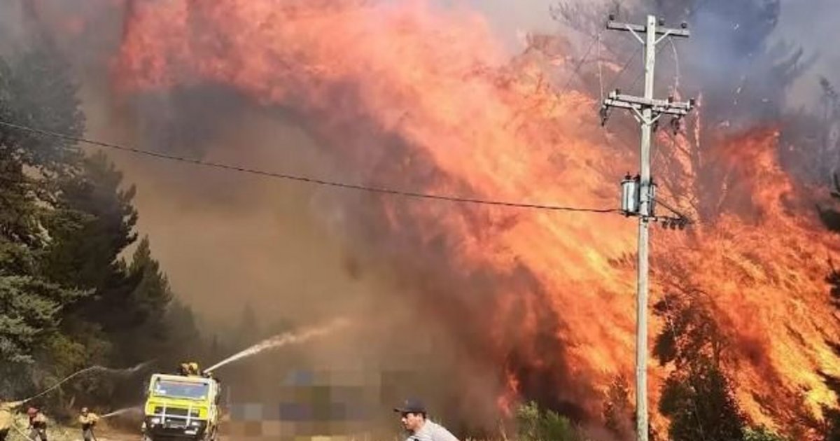 El fuego en El Bolsón sigue sin control y avanza hacia la ciudad