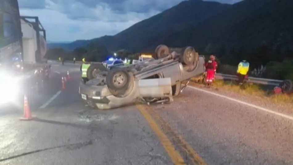 Camioneta se quedó sin frenos en plena Cuesta de Bárcena