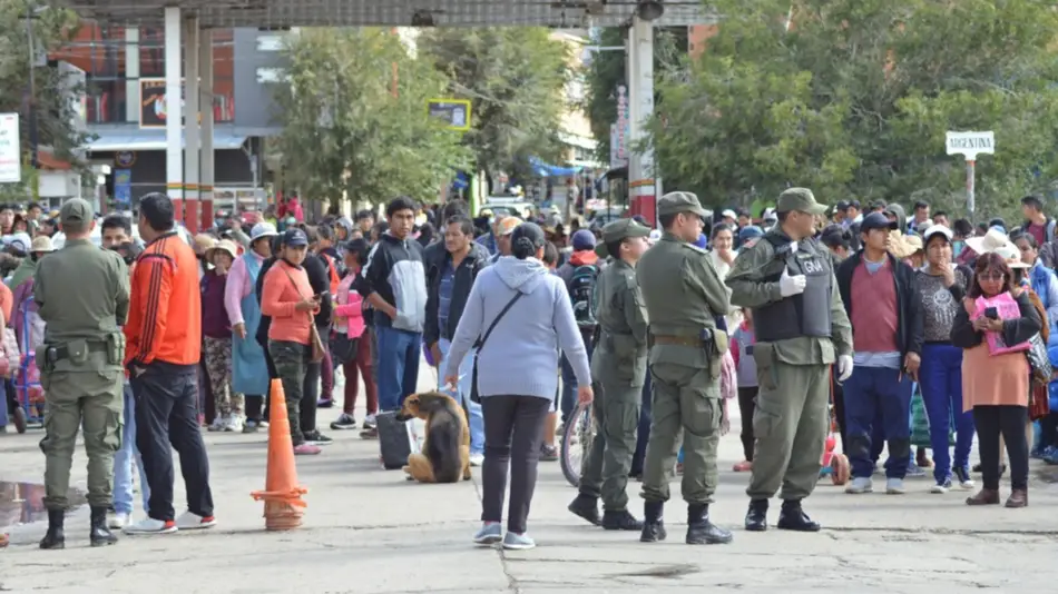 Aglomeración intentando ingresar por La Quiaca-Villazón