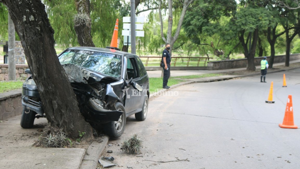 Violento siniestro: un vehículo quedó “abrazado” a un árbol