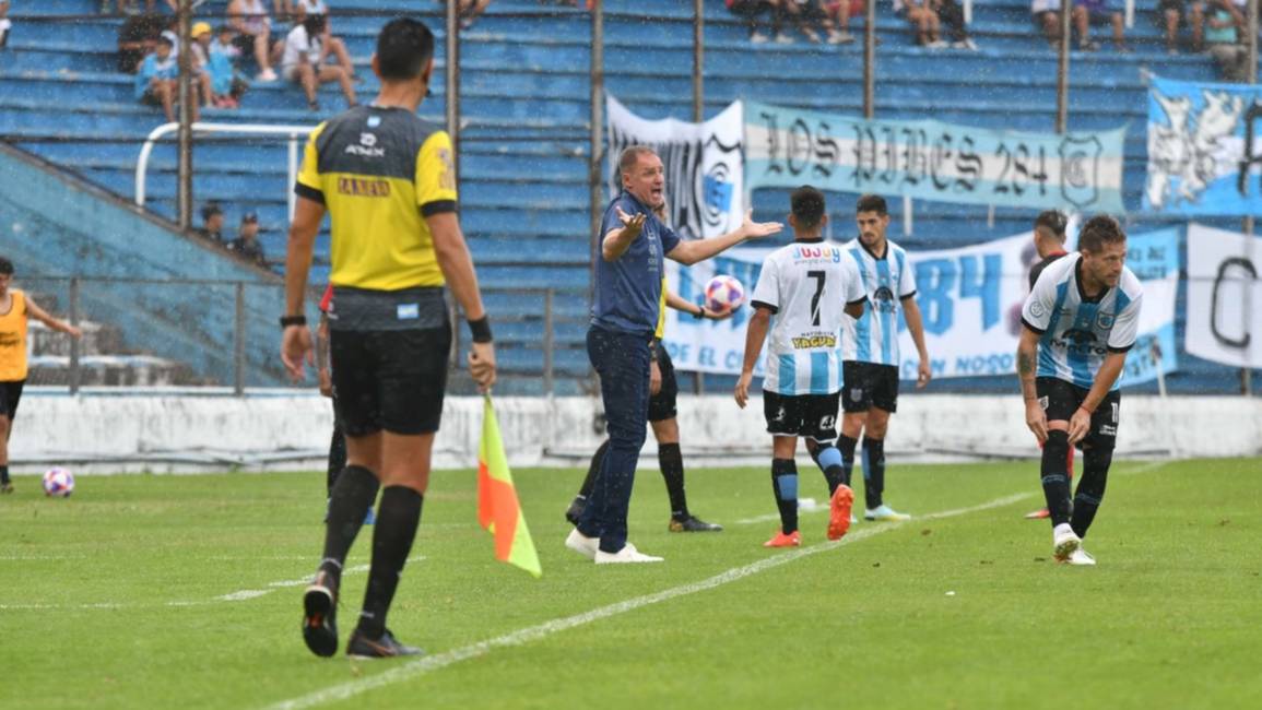 Gimnasia jugó mal y se quedó sin entrenador