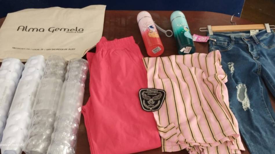 Dos mujeres detenidas por sustraer prendas de un local