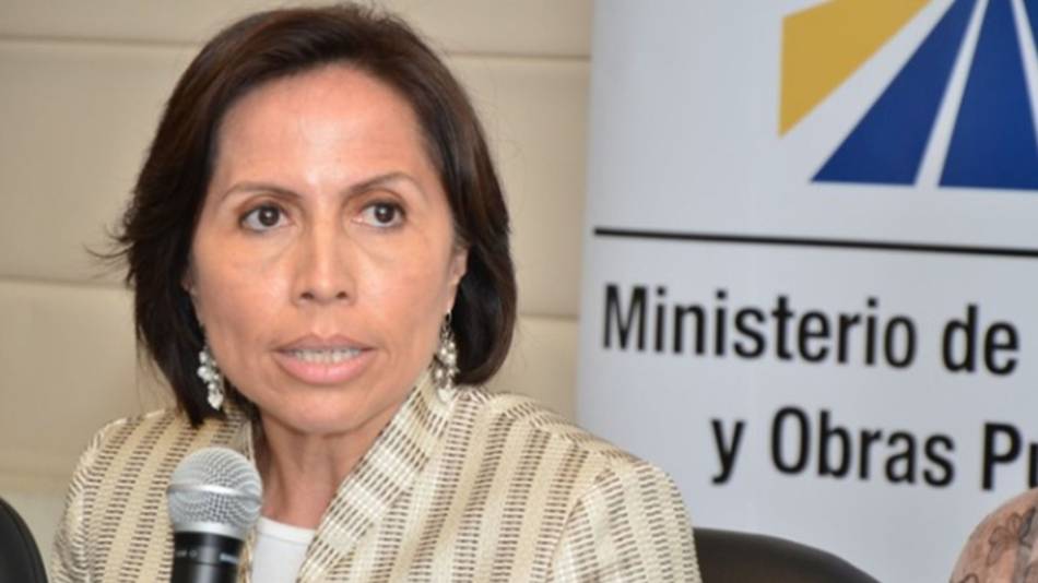 Insólito: exministra ecuatoriana se fugó de la embajada en Argentina