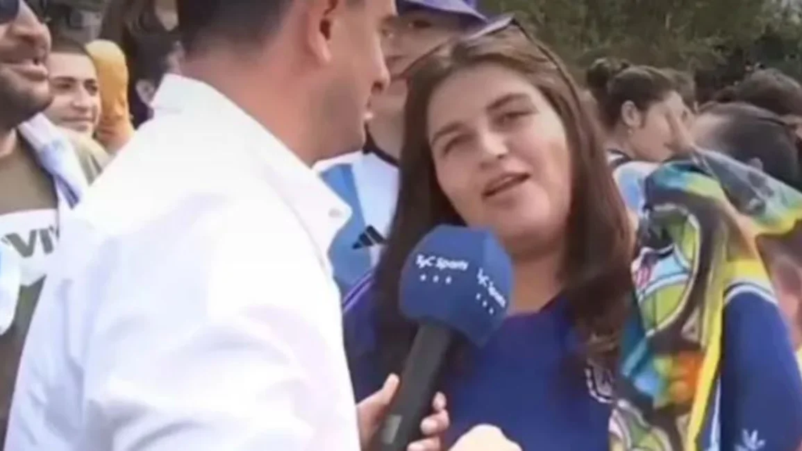 Presentó un certificado médico falso para ver a la Selección y su jefe la vio en la TV