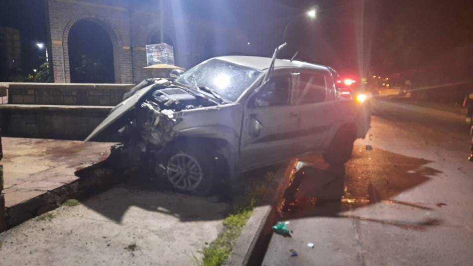 Camioneta quedó al borde de caer tras chocar en un puente