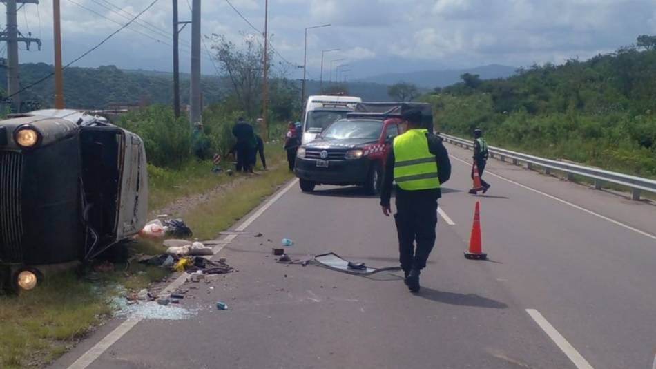 Conductor volcó y cuatro personas resultaron heridas