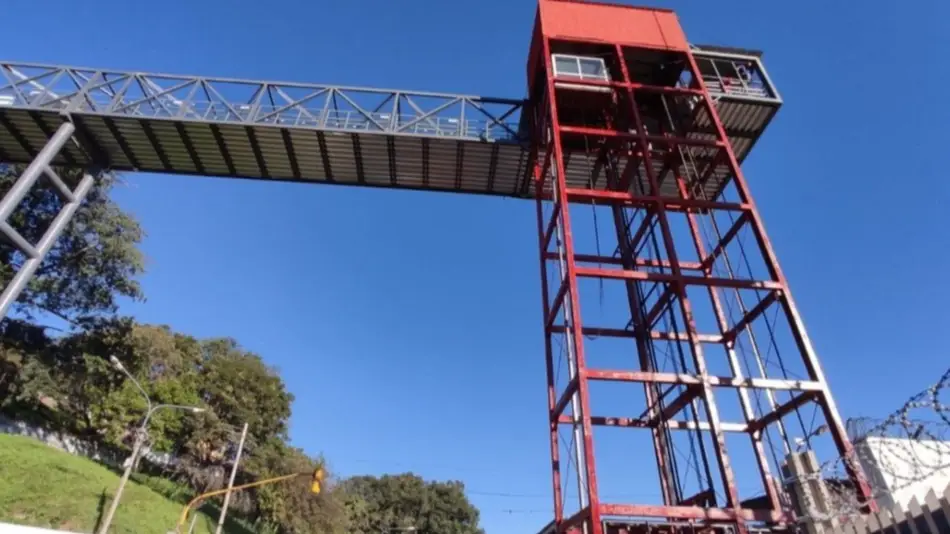 Tareas de mantenimiento en el ascensor urbano de Mariano Moreno