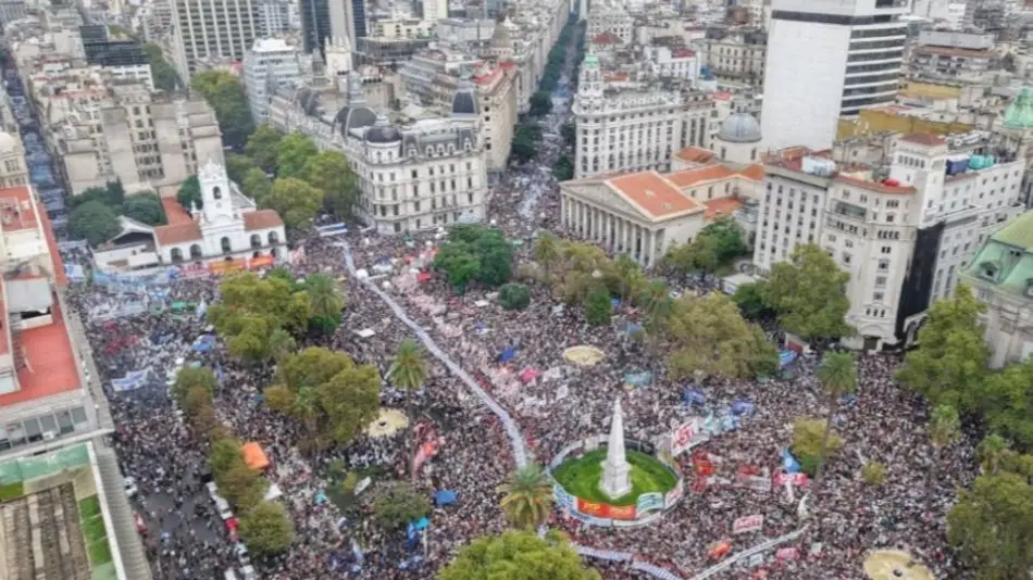 Una multitud rebalsó la Plaza de Mayo y sus alrededores