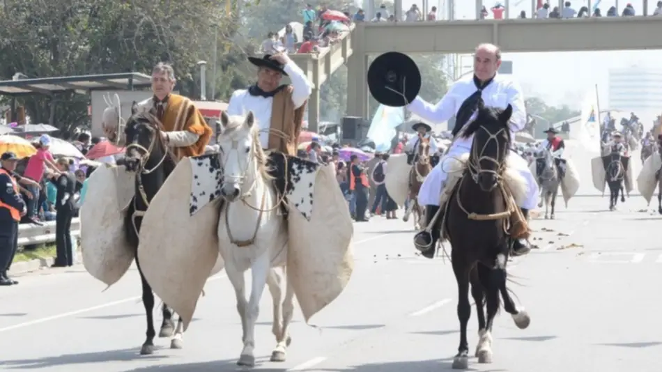 Gran desfile en avenida Savio