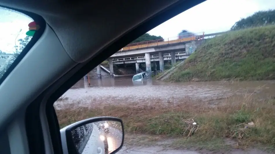 Por la crecida del arroyo Las Martas,  una auto quedó atrapado en el ingresó al barrio San José