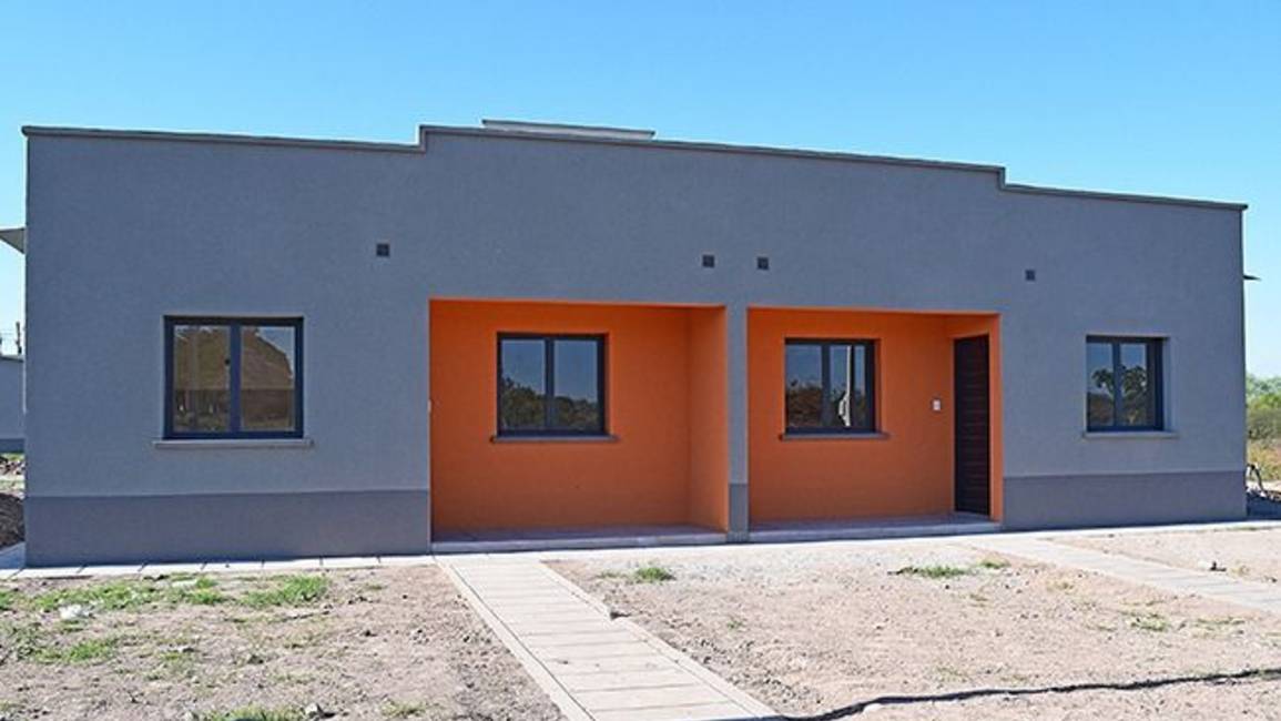 Entregan 70 viviendas y obras de infraestructura