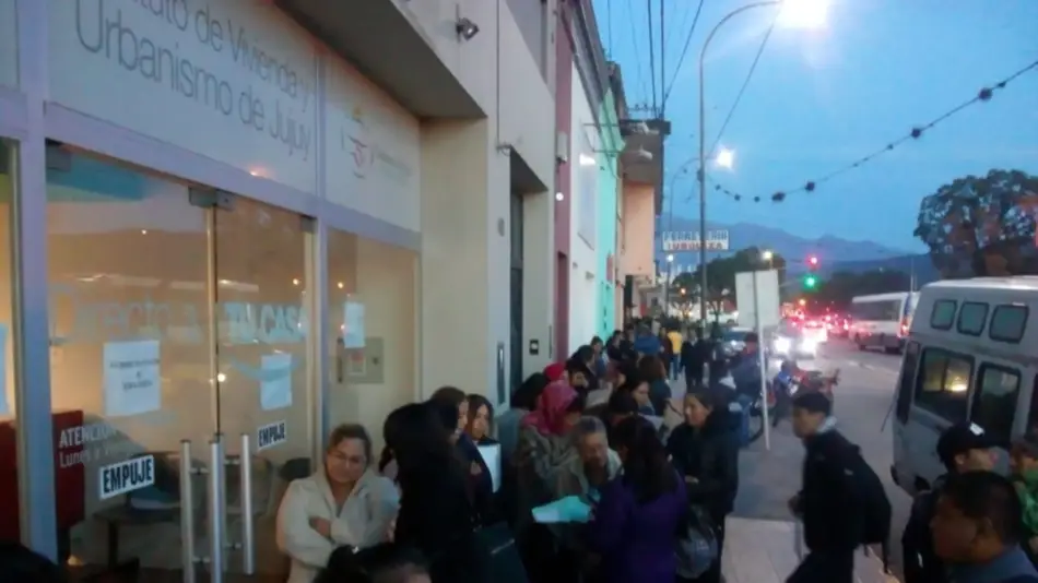 Largas filas para acceder al sorteo de viviendas de mayo