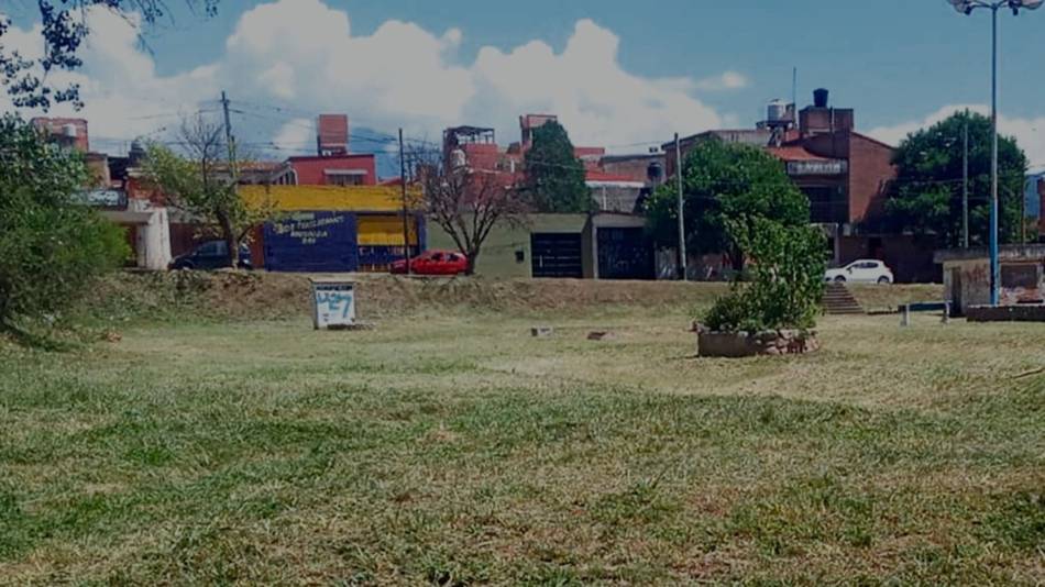 Solicitan la instalación de luz en plaza y polideportivo