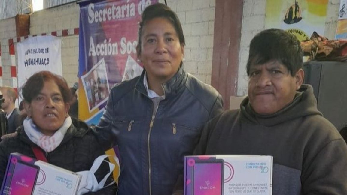 Karina Paniagua en la entrega de 500 tablets