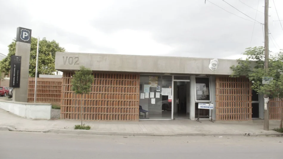 Efectivo policial detenida por causar disturbios en restaurante