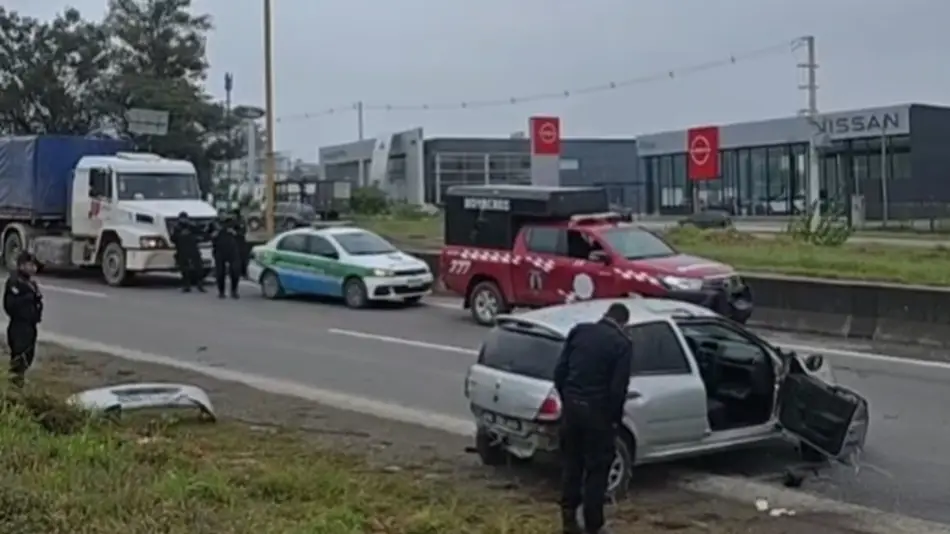 Embistió un poste y resultó herido junto a su acompañante 