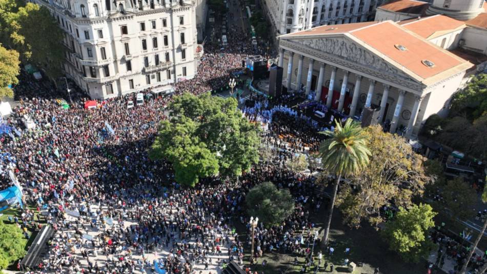 Masiva misa en la Catedral para despedir al Papa Francisco