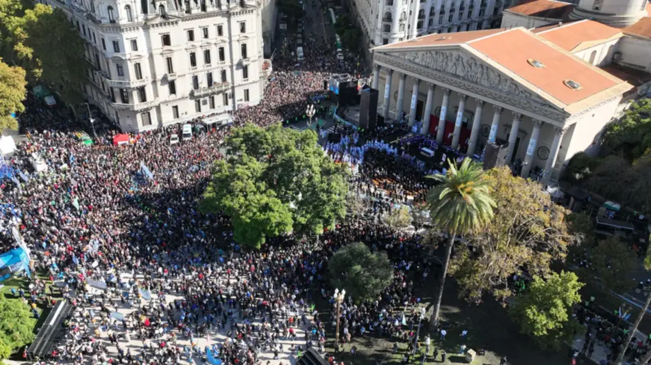 Masiva misa en la Catedral para despedir al Papa Francisco
