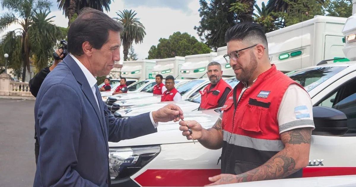 El gobernador entregó ocho nuevas ambulancias al Same