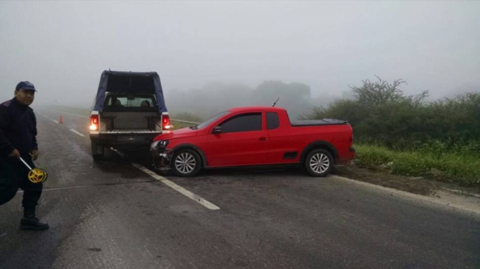 Chocó contra un puente para esquivar  a un peatón en la ruta