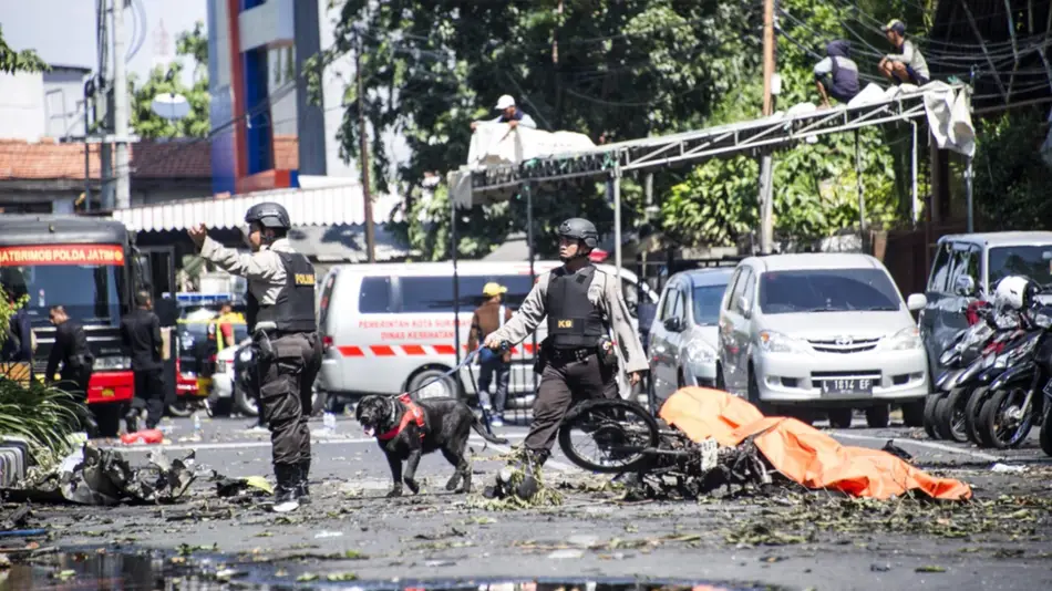Padre, madre y sus cuatro hijos se detonaron en tres ataques terroristas