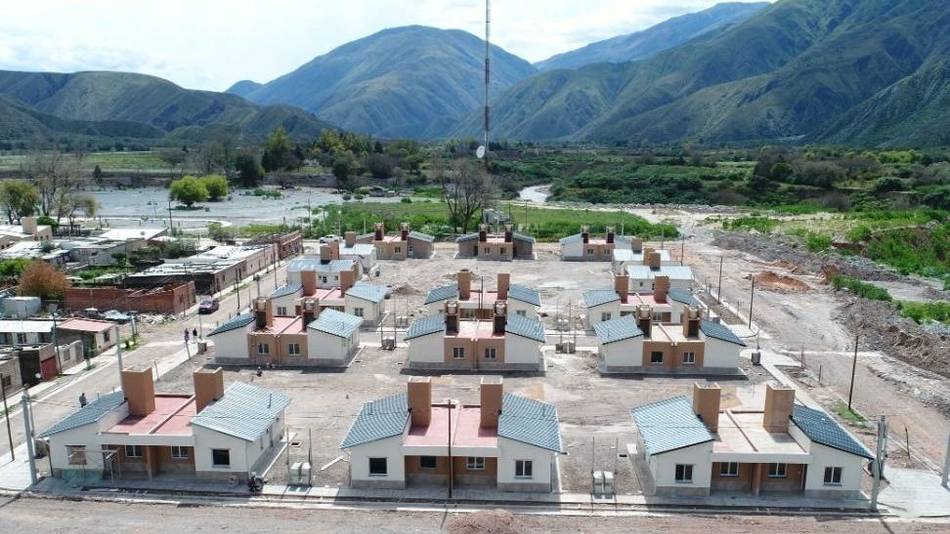 Entregaron viviendas a familias afectadas por el alud en Volcán