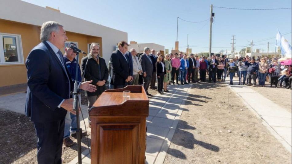 100 familias periqueñas recibieron sus viviendas 