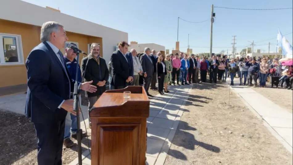100 familias periqueñas recibieron sus viviendas 