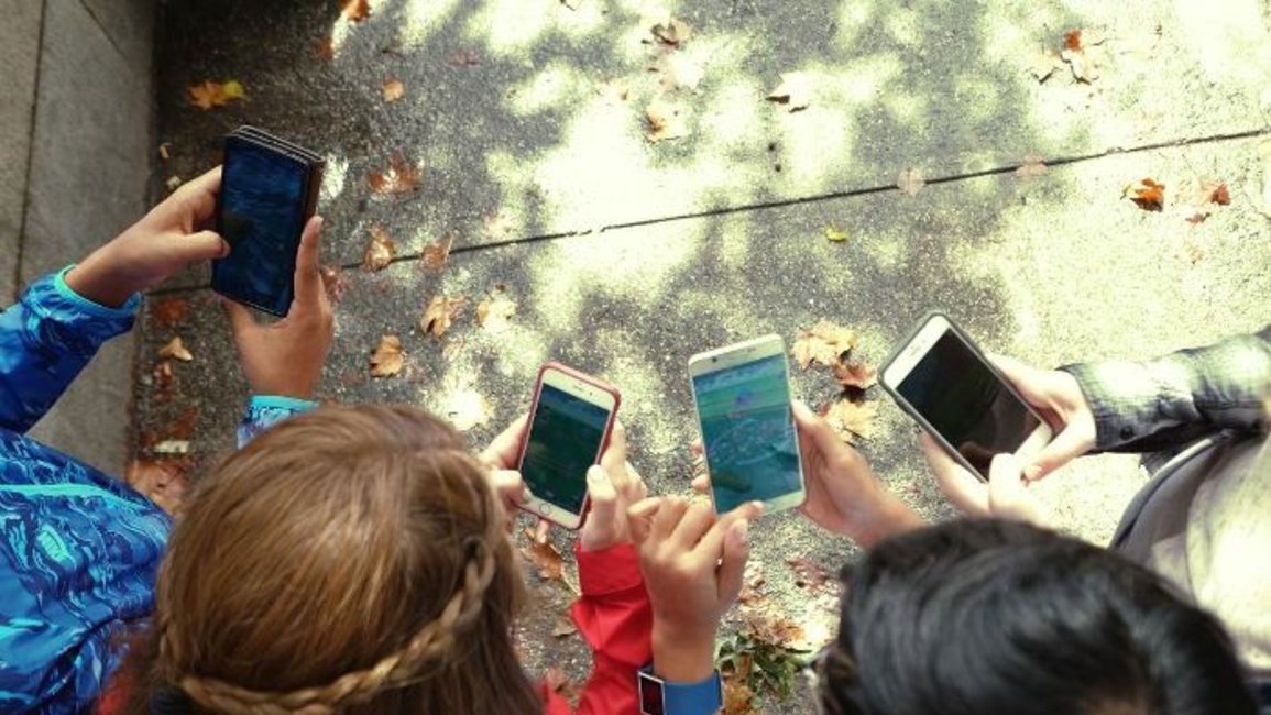 FOMO: qué es, cómo afecta a los jóvenes y cuáles son sus consecuencias