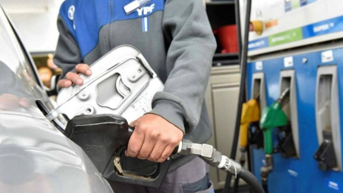 El Gobierno postergó otra vez la suba de los impuestos al combustible